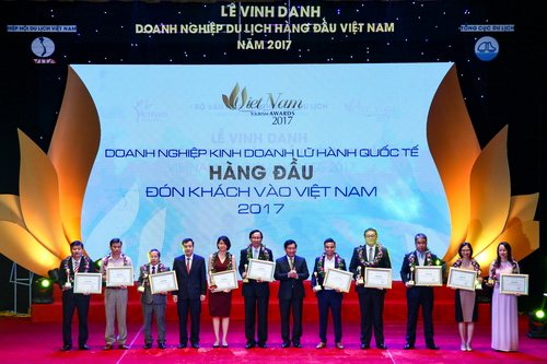 Phó Trưởng Ban Kinh tế Trung ương Ngô Đông Hải và Thứ trưởng Bộ VHTTDL Huỳnh Vĩnh Ái trao giải thưởng cho 10 công ty lữ hành quốc tế hàng đầu đón khách du lịch vào Việt Nam năm 2017